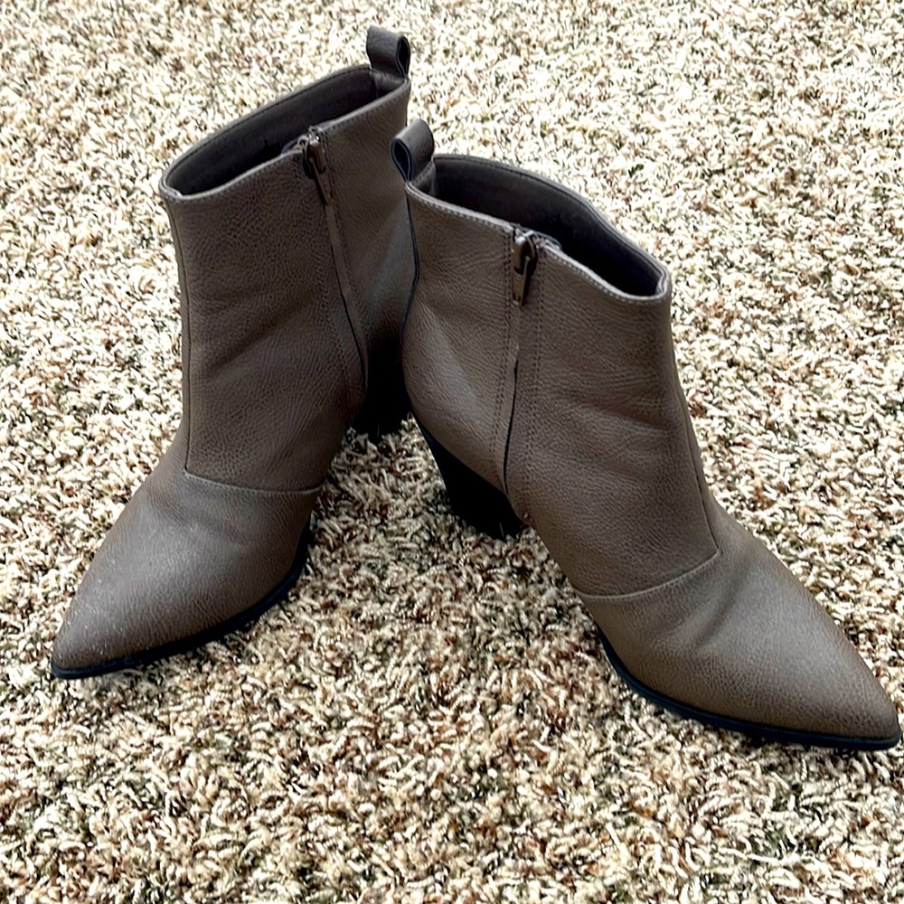Pointed toe mid ankle boot